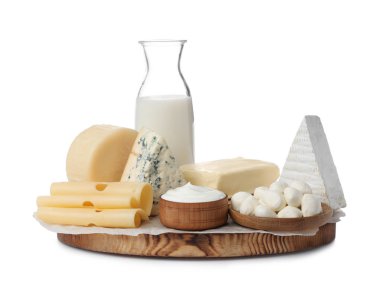 Beyaz arka planda farklı süt ürünleri