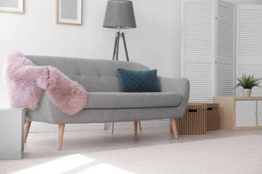 Modern oturma odası iç rahat kanepe ve güzel halı ile