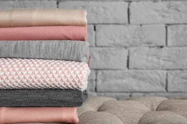 Tuğla duvar kapalı yakınındaki temiz elbise yığını