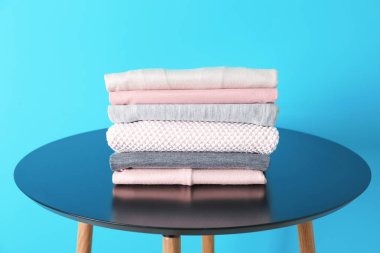 Tablo renkli arka plan üzerinde elbise yığını