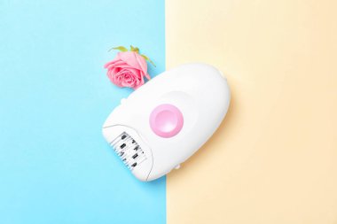 Modern Epilatör ve çiçek renk arka plan, üstten görünüm
