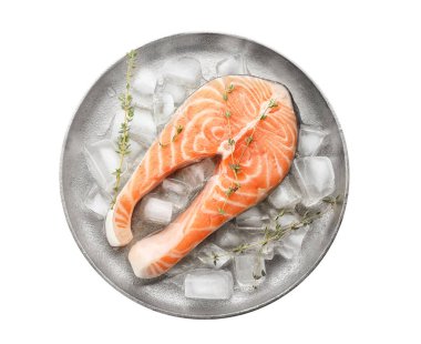 Tabak taze Çiğ somon steak ve buz küpleri ile beyaz arka planda, üstten görünüm