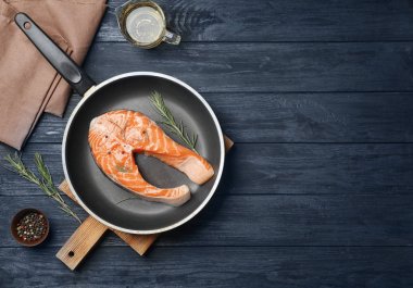Ahşap arka plan, üstten görünüm taze Çiğ somon biftek ile kızartma tavası