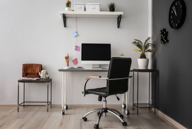 Ev ofisindeki masada bilgisayarla rahat bir iş yeri.