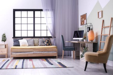 Ev ofisindeki masada bilgisayarla rahat bir iş yeri.