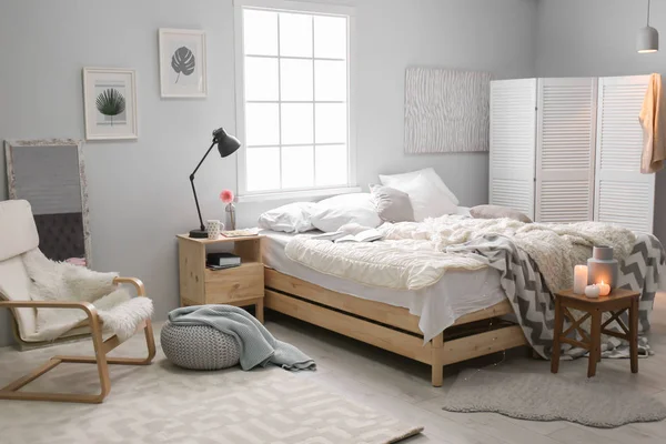 Elegant interiör med bekväm säng — Stockfoto