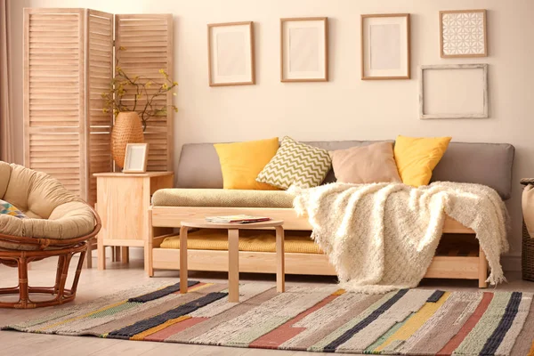 Стильный интерьер гостиной с удобным диваном — стоковое фото