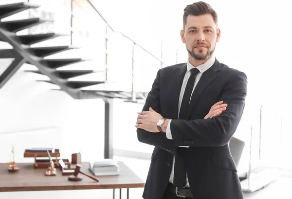 Abogado masculino de pie en el cargo — Foto de Stock