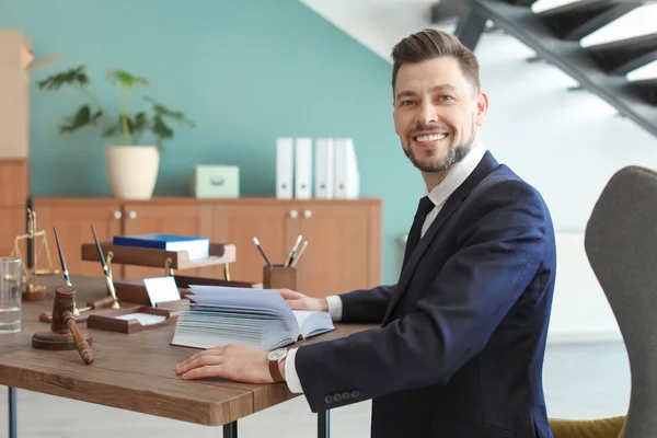 Männlicher Anwalt im Büro — Stockfoto