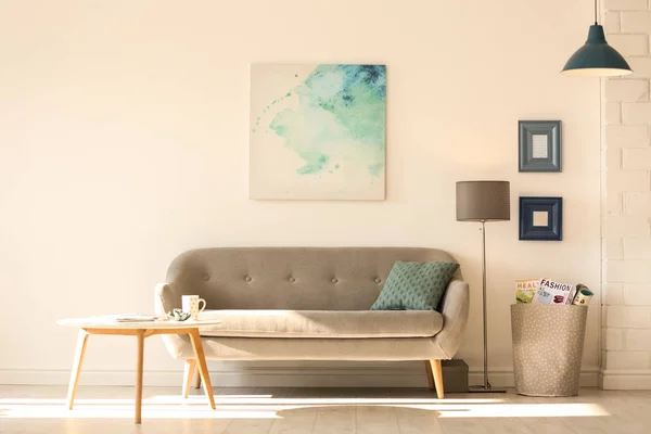 Modern lámpákkal, és kényelmes kanapé szobabelső — Stock Fotó