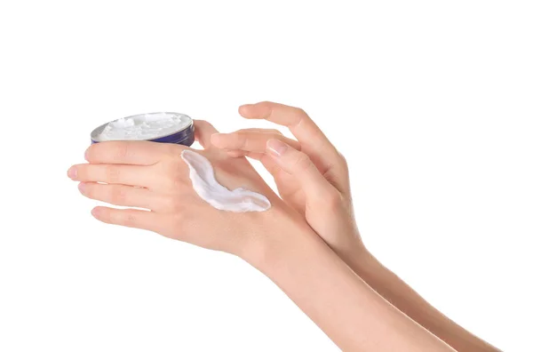 Jeune femme appliquant de la crème sur ses mains sur fond blanc, gros plan — Photo