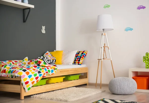 Moderno interior de la habitación con cama cómoda para niños —  Fotos de Stock