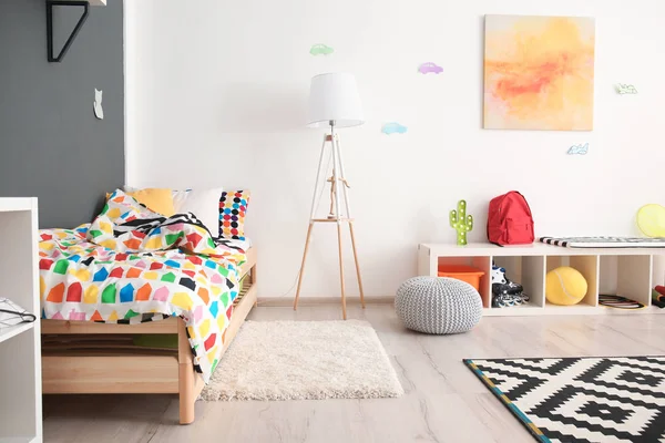 Interiér moderní pokoje s pohodlnou postel pro dítě — Stock fotografie