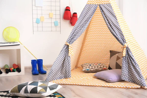 Spela tält för barn i moderna rum — Stockfoto