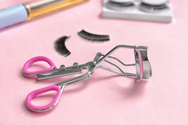 Eyelash curler on color background, closeup — Stock Photo, Image