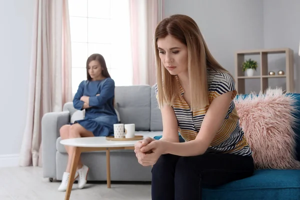 Mulheres infelizes em casa depois de discutir — Fotografia de Stock