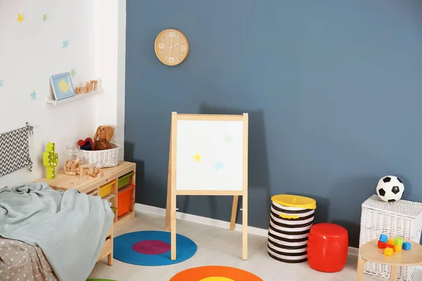 Quarto infantil moderno interior com cama confortável e flip chart board — Fotografia de Stock