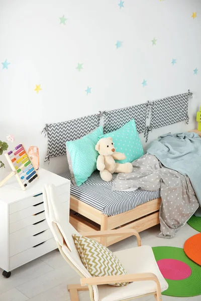 Σύγχρονο παιδί εσωτερικό δωμάτιο με άνετο κρεβάτι και πολυθρόνα — Φωτογραφία Αρχείου