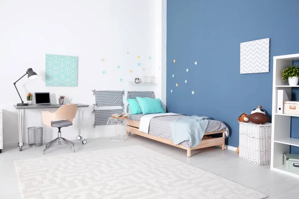 Quarto infantil moderno interior com cama confortável e mesa — Fotografia de Stock