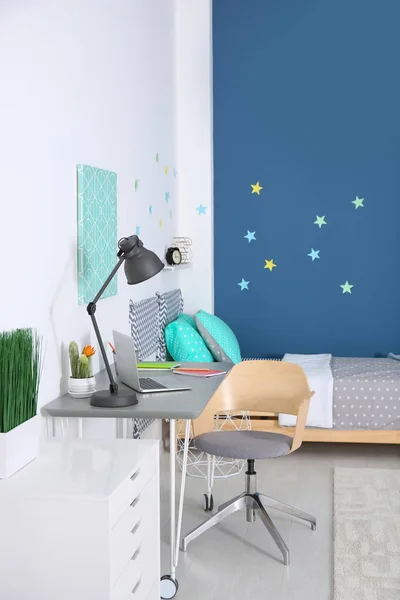 Modern çocuk odası iç rahat yatak ve Resepsiyon — Stok fotoğraf