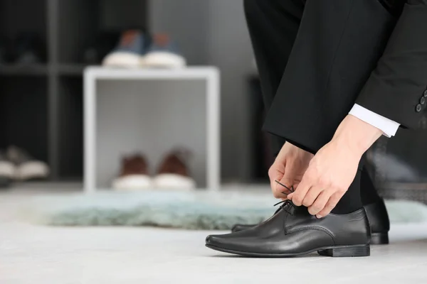 Hombre joven probándose los zapatos en la tienda —  Fotos de Stock