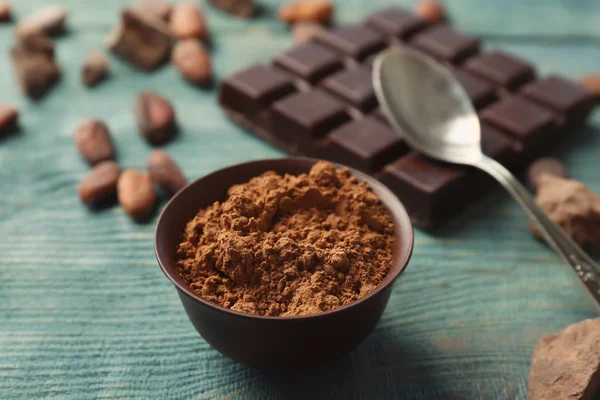 Toz kakao ve çikolata ahşap arka plan üzerinde kompozisyonu — Stok fotoğraf