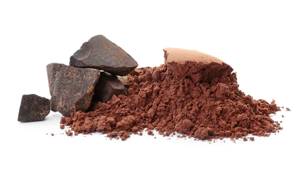 Kakao tozu ve beyaz arka plan üzerinde çikolata parçalarını — Stok fotoğraf
