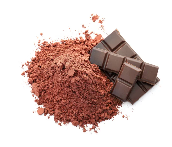 Какао порошок и кусочки шоколада на белом фоне — стоковое фото