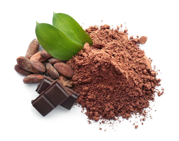 Какао порошок, бобы и кусочки шоколада на белом фоне — стоковое фото
