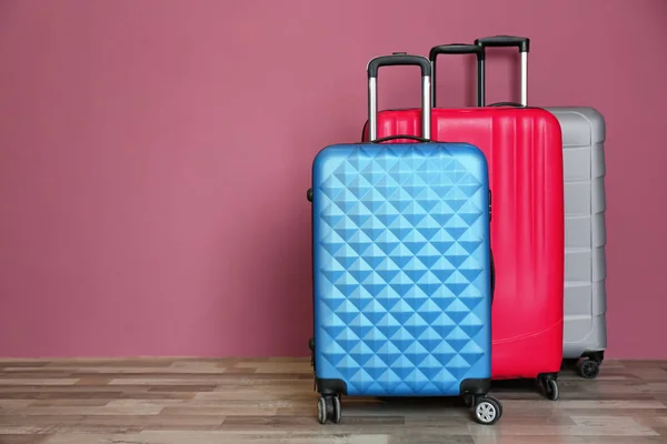 Різні валізи біля кольорової стіни — стокове фото