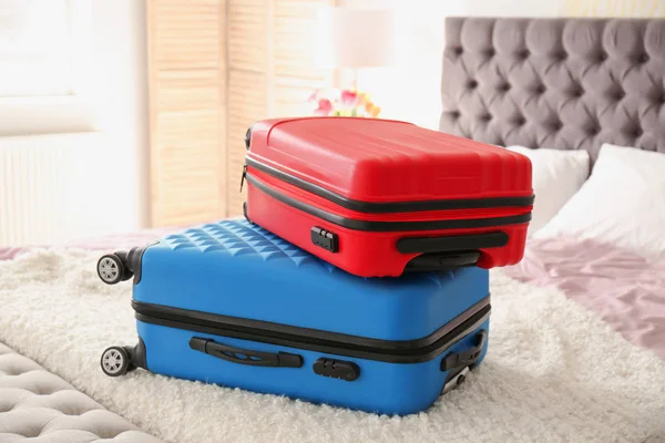 Valises de voyage sur lit intérieur — Photo