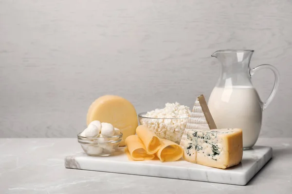 Diferentes produtos lácteos frescos na mesa — Fotografia de Stock