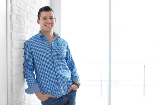 Retrato de hombre confiado cerca de la pared, en el interior —  Fotos de Stock