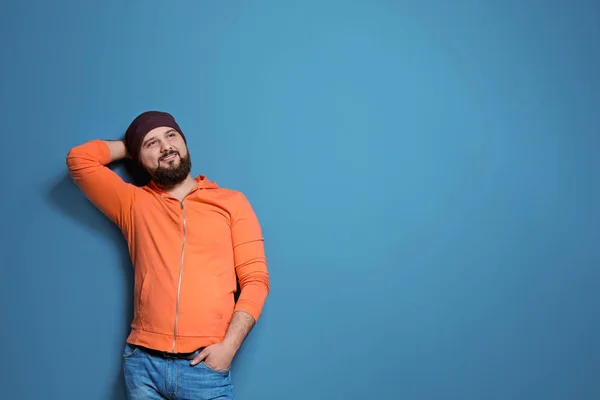 Retrato de jovem no fundo de cor — Fotografia de Stock