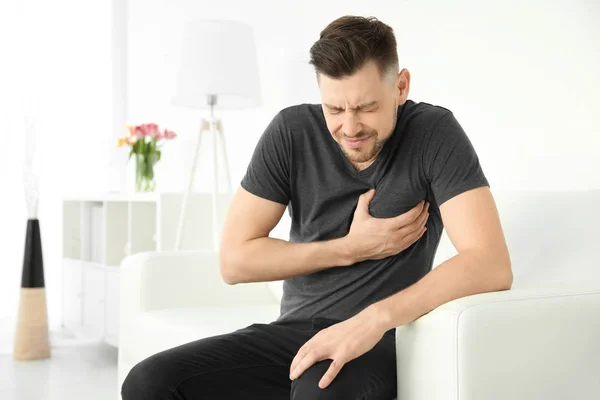 Mogen man lider av hjärtattack hemma — Stockfoto