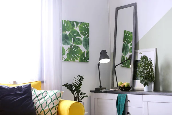 Elegante salón interior con espejo grande. Idea para la decoración del hogar — Foto de Stock