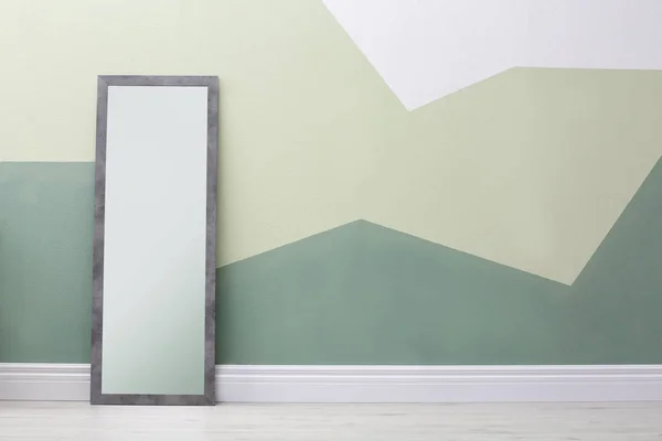 Grande espelho elegante no quarto vazio — Fotografia de Stock