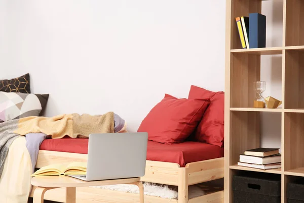 舒适的床和桌子与笔记本电脑在现代儿童室 — 图库照片