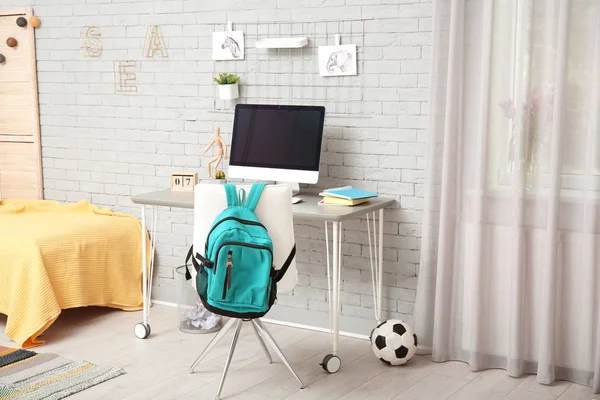 Удобное рабочее место с современным компьютером в детской комнате — стоковое фото