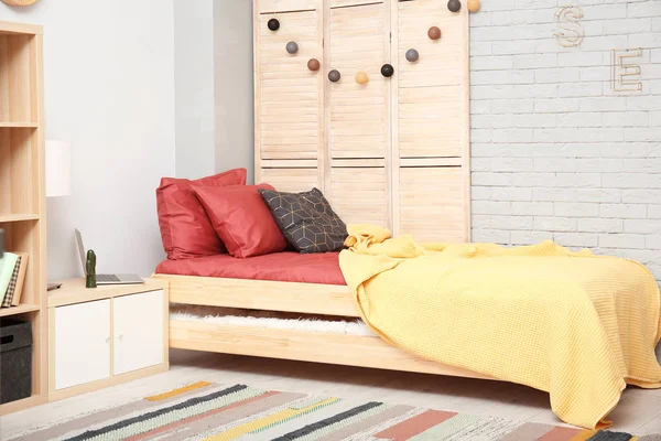 Habitación infantil moderna interior con cama cómoda —  Fotos de Stock