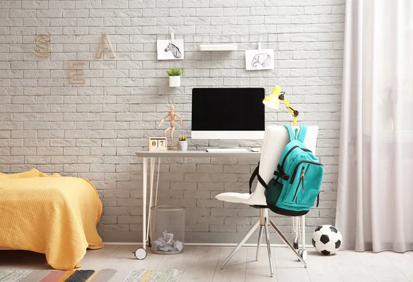 Local de trabalho confortável com computador moderno no quarto da criança — Fotografia de Stock