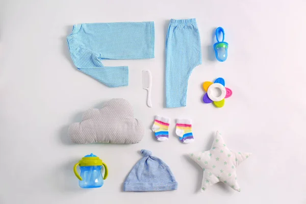 아기 옷의 설정 및 액세서리 밝은 배경, 평면에 누워 — 스톡 사진