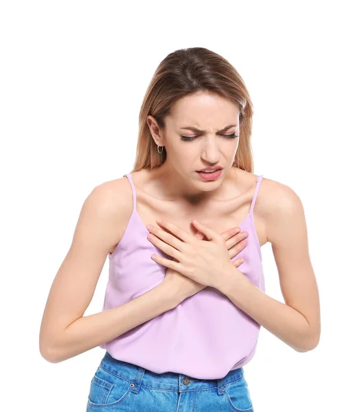 Jovem mulher tendo ataque cardíaco no fundo branco — Fotografia de Stock