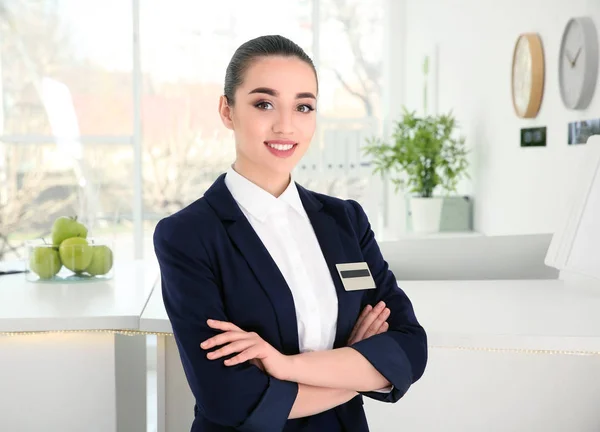 Réceptionniste féminine au lieu de travail à l'hôtel — Photo