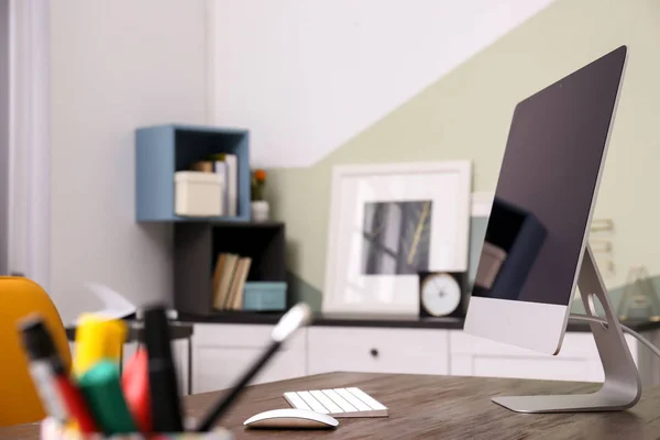 Удобное рабочее место с компьютером на столе в домашнем офисе — стоковое фото