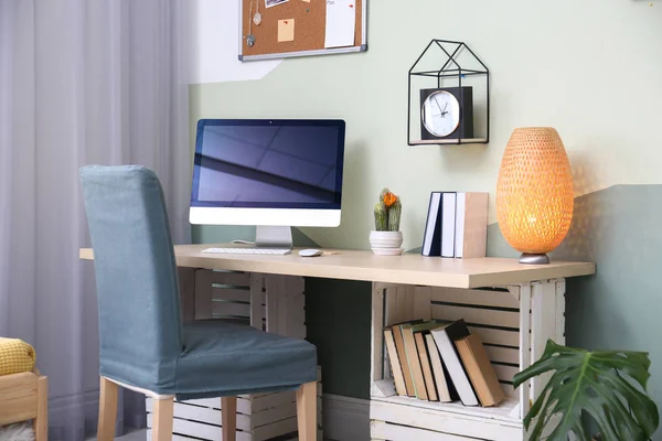 Cómodo lugar de trabajo con computadora en el escritorio en la oficina en casa — Foto de Stock