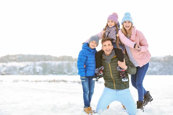 Kış günü açık havada mutlu bir aile portresi — Stok fotoğraf