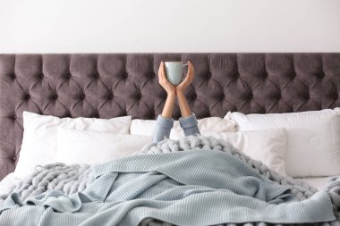 Evde yatakta kahve kadınla