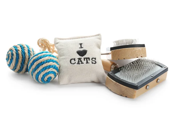 Accessoires pour chat sur fond blanc — Photo