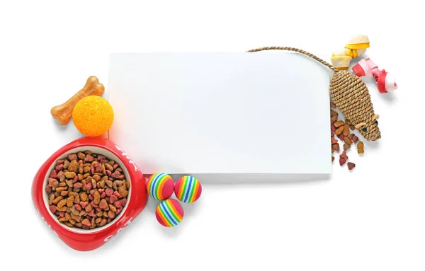 Composición con hoja de papel en blanco, accesorios para gatos y alimentos sobre fondo blanco — Foto de Stock
